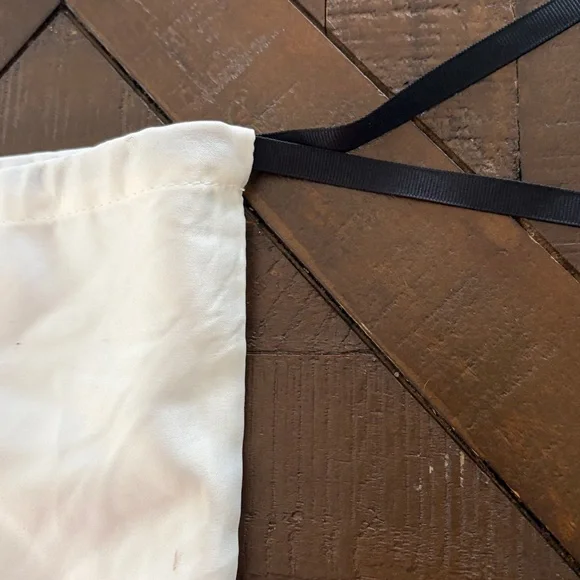 Gucci dustbag 12x12 ivory satin authentic - Picture 3 of 4